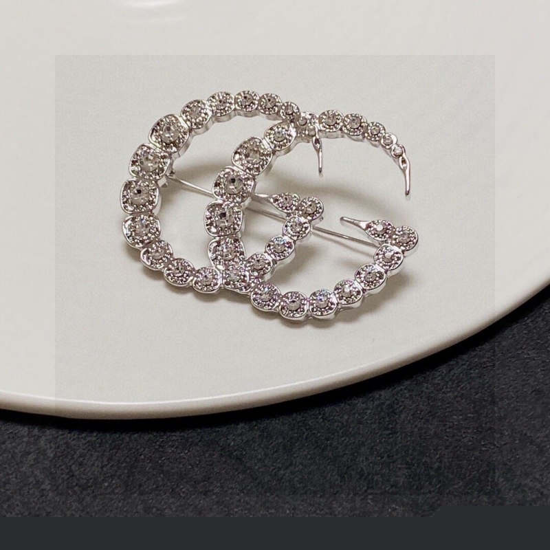 G*u*i brooches